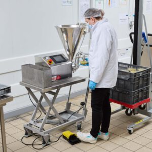 Machine doseuse + accessoires (trémie 15 litres, pédale de commande, clapet anti-goutte, panier de rangement)