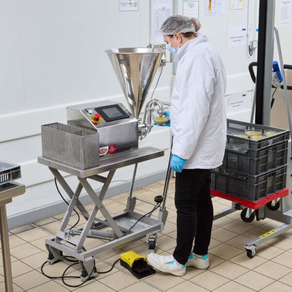 Machine doseuse + accessoires (trémie 15 litres, pédale de commande, clapet anti-goutte, panier de rangement)